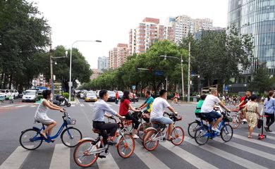 Moradores de Pequim usam as bicicletas compartilhadas para se locomover pela capital chinesa