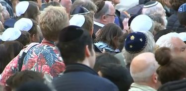 Judeus reunidos usando o quipá, cobertura para a cabeça com valor religioso