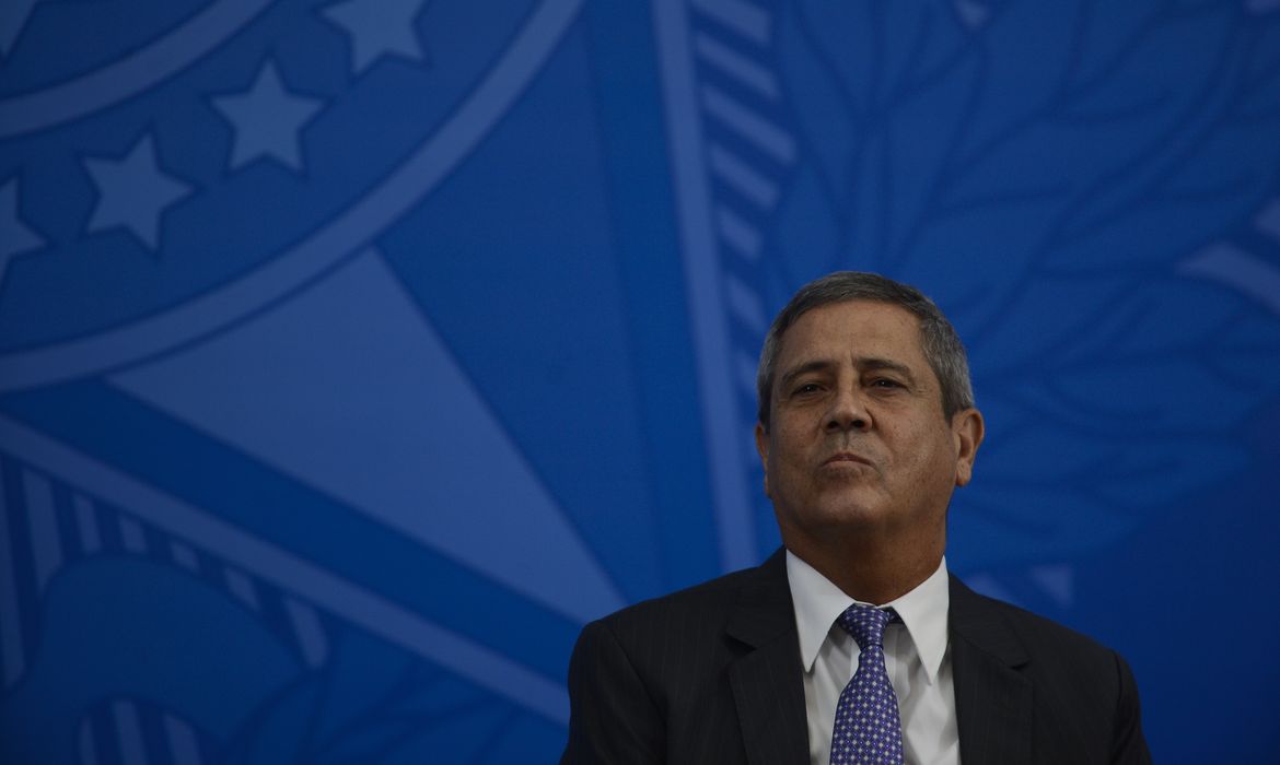O ministro da Casa Civil, Braga Neto, participa da coletiva de imprensa no Palácio do Planalto, sobre as ações de enfrentamento no combate ao coronavírus