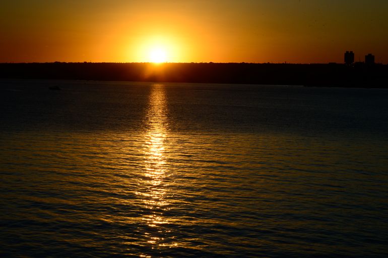 Pôr do sol no Lago Paranoá em Brasília, que completa 87 dias sem chuva