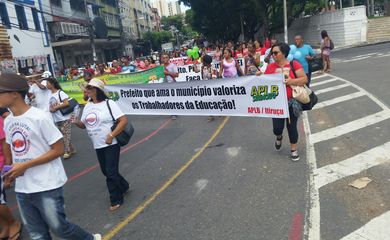 Salvador - Professores das redes estadual e municipal da Bahia fizeram passeata no primeiro dia de greve (Sayonara Moreno/Agência Brasil)