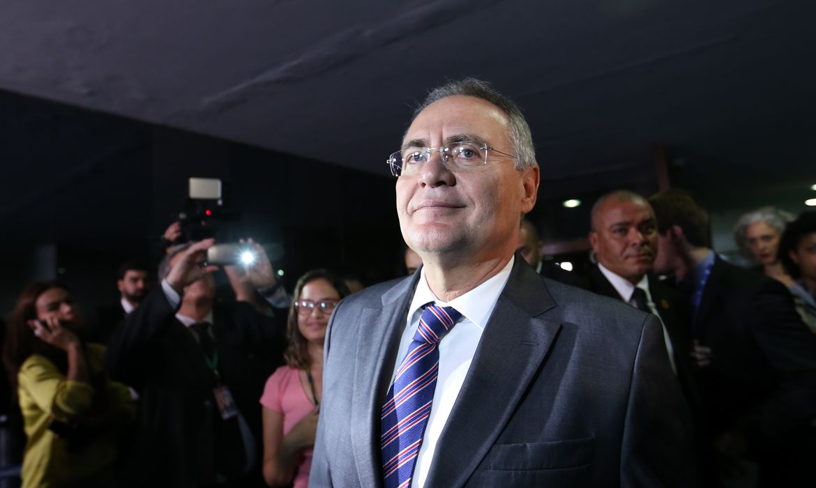 Brasília - Presidente do Senado, Renan Calheiros, fala à imprensa  (Fabio Rodrigues Pozzebom/Agência Brasil)