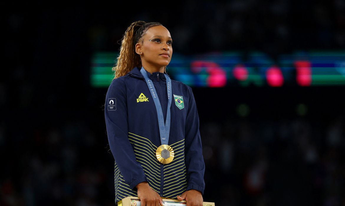 Paris 2024 Olympics - Artistic Gymnastics - Women's Floor Exercise Victory Ceremony - Bercy Arena, Paris, France - August 05, 2024. Gold medallist Rebeca Andrade of Brazil celebrates on the podium with her medal. REUTERS/Hannah Mckay