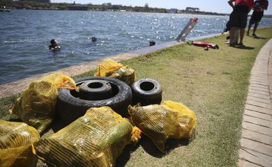 Brasília - Termina a semana Lago Limpo 201, uma ação de conscientização organizada pela Adasa, feita no Lago Paranoá (José Cruz/Agência Brasil)
