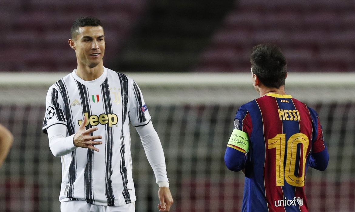Cristiano Ronaldo e Lionel Messi se cumprimentam antes de partida entre Juventus e Barcelona pela Liga dos Campeões
