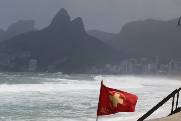 Rio de Janeiro (RJ), 03/04/2023 - Ressaca na orla de Ipanema e Leblon, zona sul da cidade. Foto: Tânia Rêgo/Agência Brasil