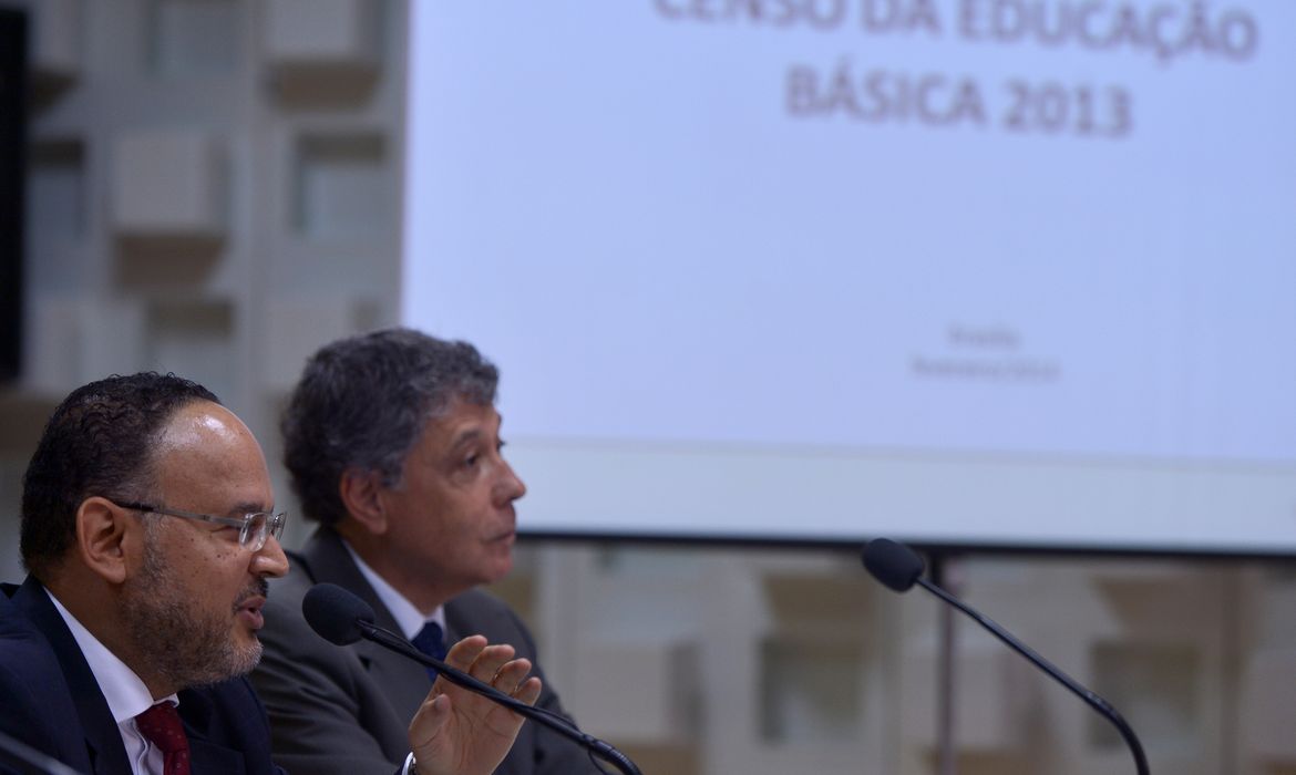 Brasília - O ministro da Educação, Henrique Paim, e o presidente do Inep, Chico Soares, falam sobre os dados do Censo da Educação Básica referentes a 2013 (Marcello Casal Jr/Agência Brasil)