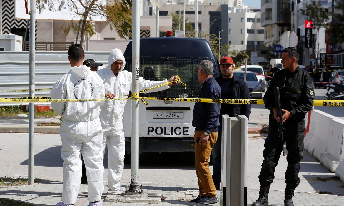 Especialistas forenses próximo à Embaixada dos Estados Unidos em Tunis, na Tunísia. 
