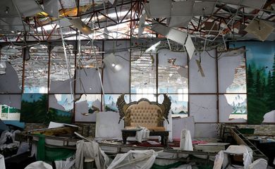 Um palco danificado de um salão de festas é visto depois de uma explosão em Cabul, no Afeganistão, em 18 de agosto de 2019. REUTERS / Mohammad Ismail