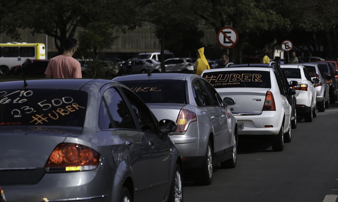 Brasília - Motoristas do Uber protestam contra  a votação do PL 5.587/16, que trata da regulamentação dos serviços de transporte individual privado (Fabio Rodrigues Pozzebom/Agência Brasil)