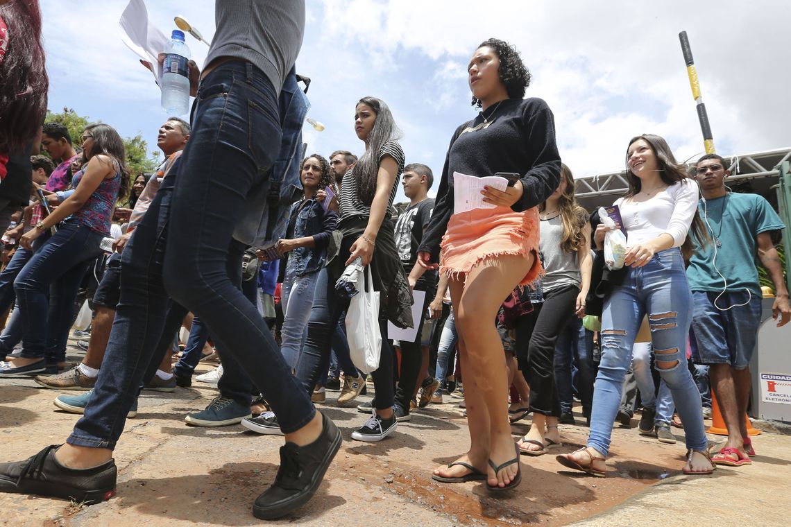 Candidatos aguardam abertura do portões do UniCEUB em BrasÃlia, para o primeiro dia de provas do Enem 2018