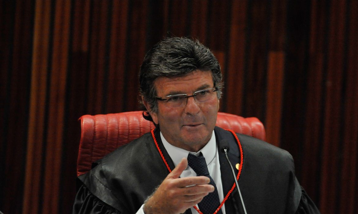 Brasília - O presidente do Tribunal Superior Eleitoral (TSE), Luiz Fux, dá posse a Luís Roberto Barroso como ministro efetivo da Corte (Fabio Rodrigues Pozzebom/Agência Brasil)