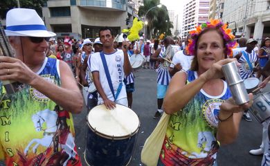 Rio de Janeiro - Blocos de rua tradicionais, como Cacique de Ramos e Bafo da Onça, entre outros, desfilam pelo centro do Rio (Vladimir Platonow/Agência Brasil)