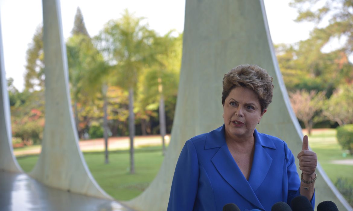 A presidenta Dilma Rousseff, candidata à reeleição, concede entrevista coletiva na tarde deste sábado (18), no Palácio da Alvorada, em Brasília 