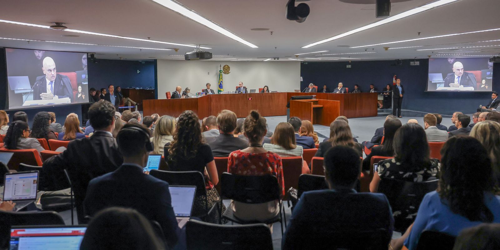 "Satisfatória", diz Moraes sobre denúncia contra Bolsonaro e aliados