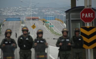 Militares, tanque de combustível e um contêiner de carga bloqueiam a passagem veicular na ponte transfronteiriça de Tienditas, entre a Colômbia e a Venezuela, em Cucuta, Colômbia, em 6 de fevereiro de 2019.