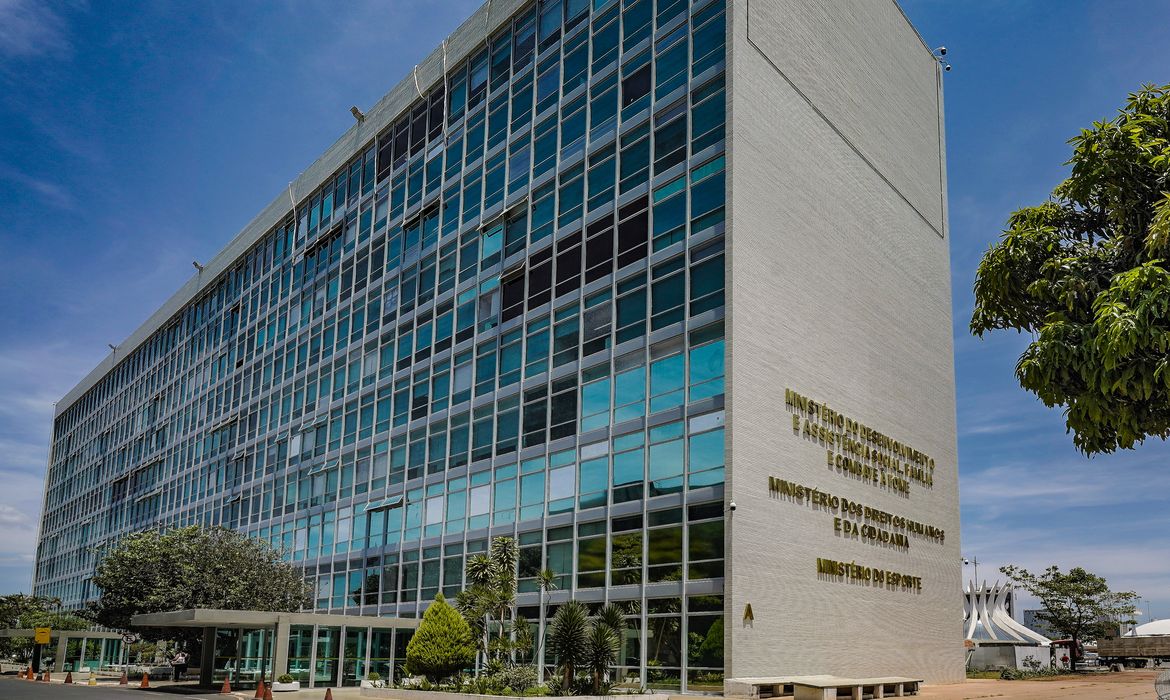 Brasília (DF), 11/10/2023, Prédio do Ministério do Desenvolvimento e assistência social, Família e Combate à Fome, Ministério dos Direitos Humanos e da Cidadania e ministério dos Esportes, na Esplanada dos MInistérios em Brasília.  Foto: Rafa Neddermeyer/Agência Brasil