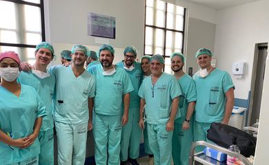 Foto da equipe do HUGG que realizou as 3 primeiras cirurgias de redesignação sexual da unidade. Foto: HUGG/Divulgação