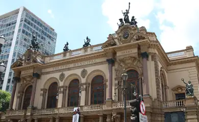 Fachada do Teatro Municipal de São Paulo na praça Ramos de Azevedo.