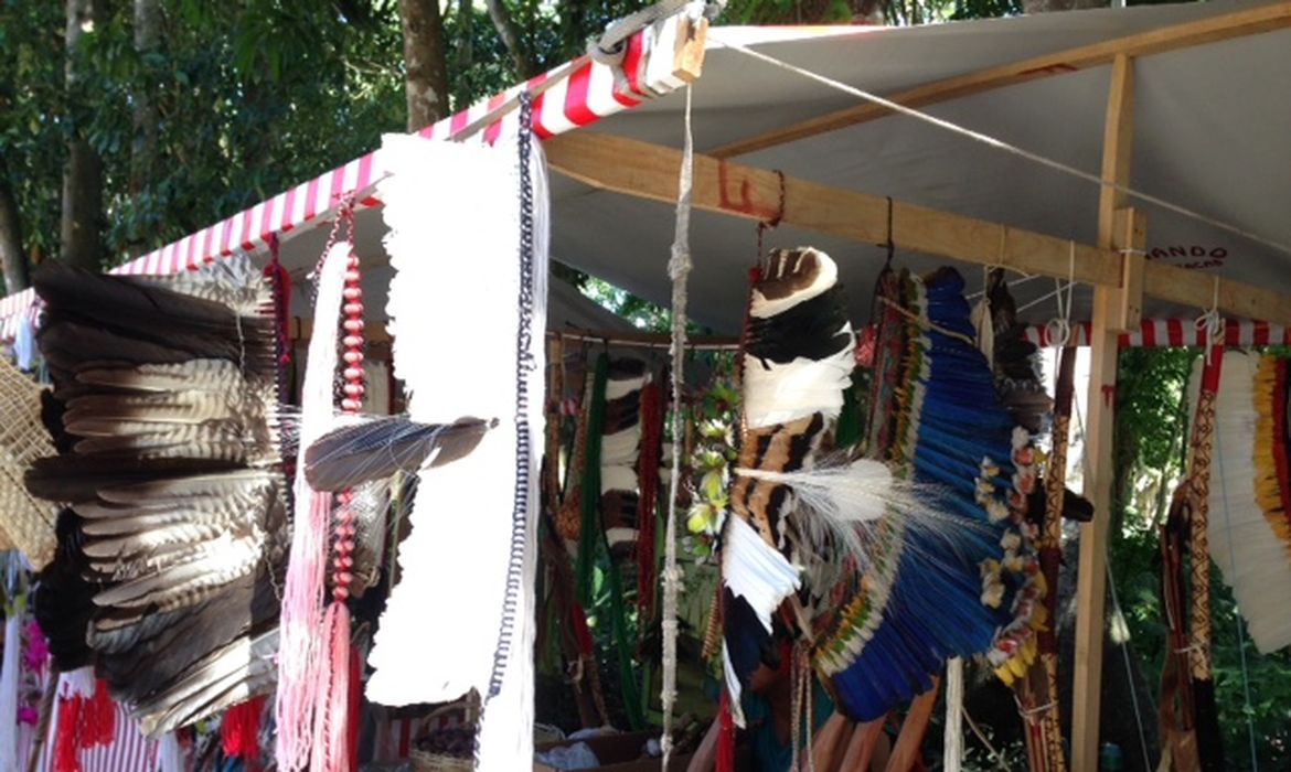 Artesanato indígena à venda no Parque Lage, em festa que reúne 18 etnias