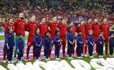 Jogadores da seleção da Sérvia cantam hino nacional do país antes de partida contra o Brasil pela Copa do Mundo do Catar