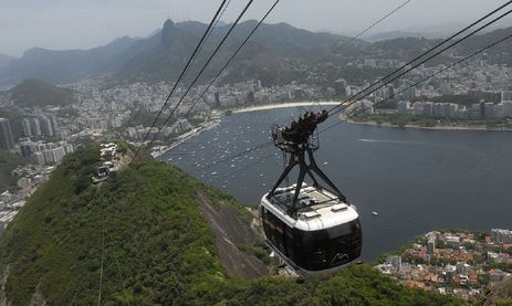 Turistas podem admirar o horizonte do Rio de Janeiro no bondinho do Pão de Açúcar