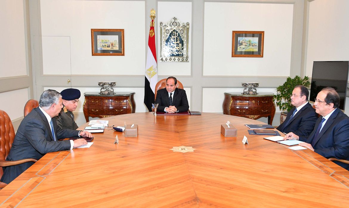 O presidente do Egito, Abdel Fattah Al Sisi, se reúne com membros do governo após ataque terrorista em  Al Arish, no norte da península do Sinai