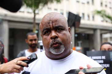 Tomaz Silva/Agência Brasil Rio de Janeiro (RJ), 11/07/2024 – Neilton da Costa Pinto, pai de João Pedro, de 14 anos, morto durante uma operação policial no Complexo do Salgueiro, em São Gonçalo, em 2020, fala durante manifestação em frente ao Tribunal de Justiça do Rio de Janeiro. Foto: Tomaz Silva/Agência Brasil