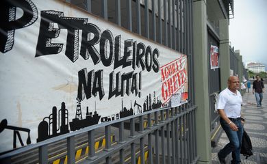Rio de Janeiro - Faixas de greve colocadas na sede da Petrobras, no centro da cidade, durante paralisação de petroleiros em vários estados reivindicando 10% de reajuste salarial (Fernando Frazão/Agência Brasil)