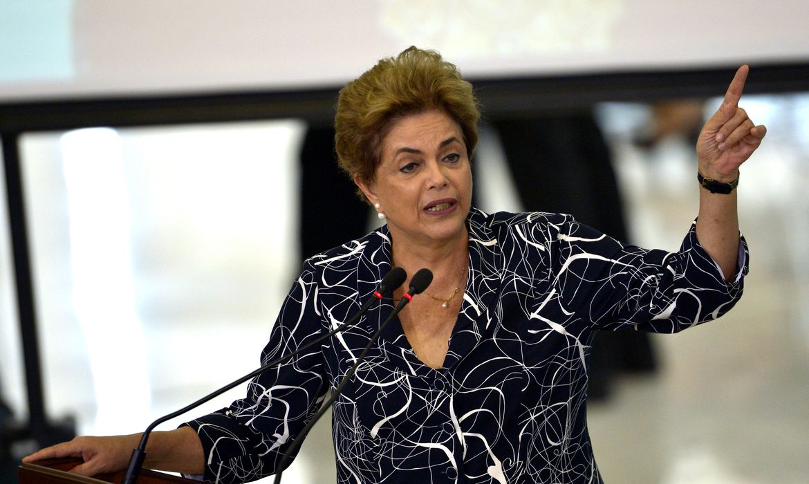 Brasília – A presidenta Dilma Rousseff fala durante a cerimônia de contratação de 25 mil unidades habitacionais do programa Minha Casa, Minha Vida (José Cruz/Agência Brasil)