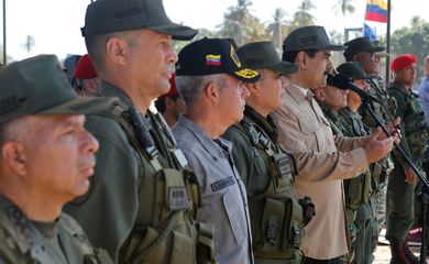 Venezuela's President Nicolas Maduro speaks next to military high command members during a military exercise in Puerto Cabello, Venezuela January 27, 2019. Miraflores Palace/Handout via REUTERS ATTENTION EDITORS - THIS PICTURE WAS PROVIDED BY A
