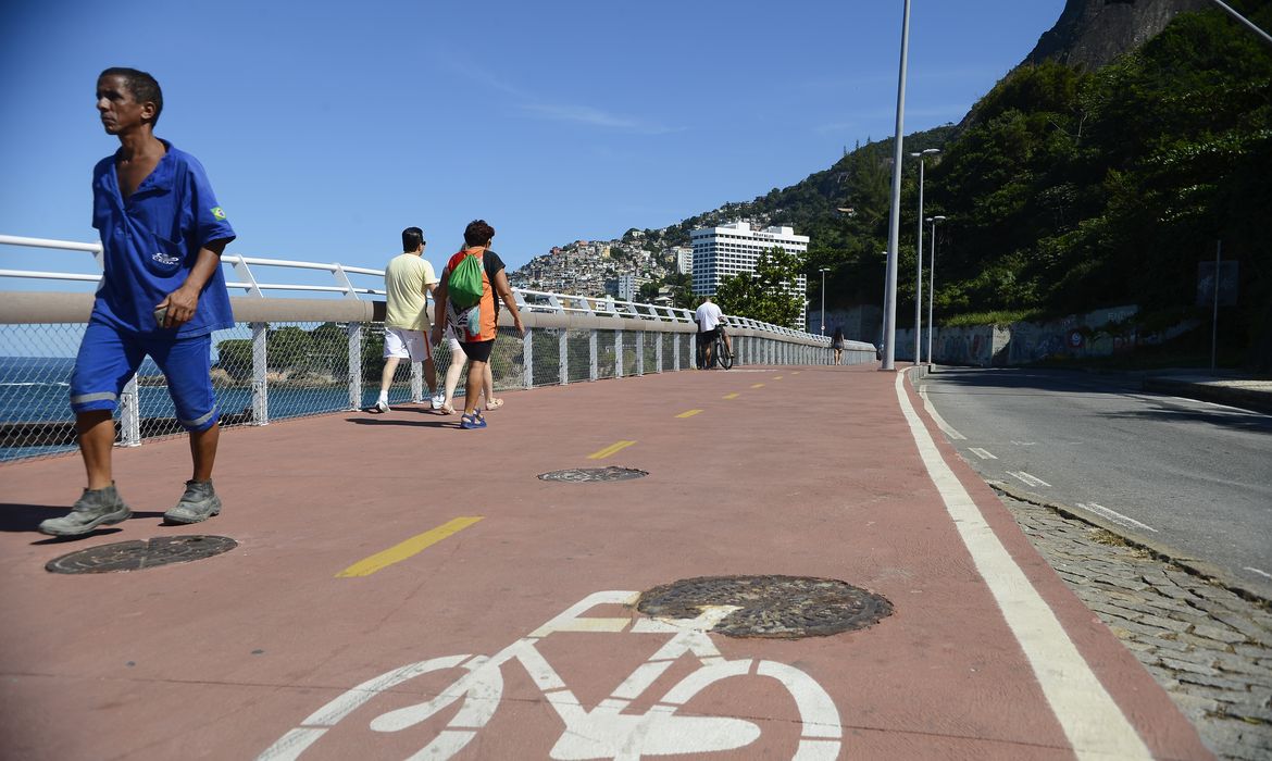Rio de Janeiro - Trecho não suspenso da ciclovia na Avenida Niemeyer, próximo ao Mirante do Leblon, está reaberto. (Fernando Frazão/Agência Brasil) 