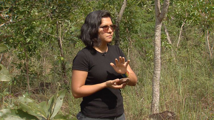 Arqueóloga Carolina Abreu mostra vestígios da ocupação humana pré-histórica no DF.
