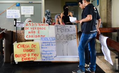 Brasília - Alunos da Universidade de Brasília (UnB) ocuparam a reitoria da instituição  para protestar contra atrasos no pagamento de bolsa-auxílio estudantis (Marcello Casal Jr/Agência Brasil)