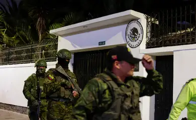 Military officials walk outside the Mexican embassy from where they forcibly removed the former Ecuador Vice President Jorge Glas in Quito, Ecuador April 5, 2024. REUTERS/Karen Toro