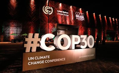 Belém (PA), 17/11/2025 - Entrada de onde está acontecendo a Conferência das Nações Unidas sobre as Mudanças Climáticas de 2025 (COP 30), pela noite. Foto: Tânia Rêgo/Agência Brasil