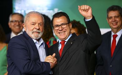 O presidente eleito, Luiz Inácio Lula da Silva, e o futuro ministro do Trabalho, Luiz Marinho, durante anúncio de novos ministros que comporão o governo.