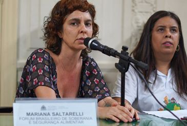 Rio de Janeiro (RJ), 08/11/2024 - Mariana Santarelli, coordenadora na FIAN Brasil, organização de direitos humanos que advoga pelo direito à alimentação e nutrição adequadas. Foto: Thiago Lontra/FIAN Brasil