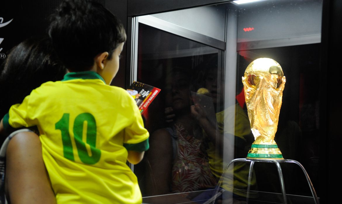 Depois de passar por cerca de 80 países, o troféu da Copa do Mundo de 2014 chegou ontem (21) ao Rio de Janeiro, aonde ficará exposta até o próximo dia 25 no Maracanã (Tânia Rêgo/Agência Brasil)