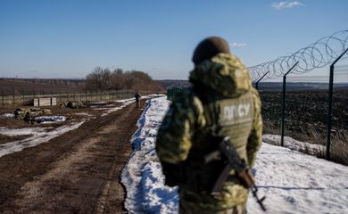 Guardas de fronteira ucranianos patrulham uma área ao longo da fronteira ucraniana-russa na região de Kharkiv, Ucrânia