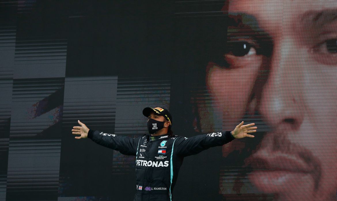 Lewis Hamilton comemora vitória no Grande Prêmio de Portugal de Fórmula 1