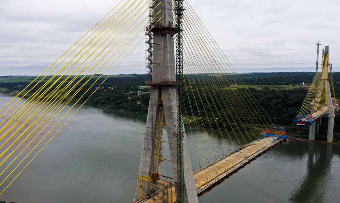 Obras da Ponte da Integração Brasil-Paraguai,  em Foz do Iguaçu (PR).