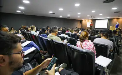 Brasília (DF), 02.05.2024 - Os candidatos do Distrito Federal que farão o Concurso Público Nacional Unificado (CNU) estão aproveitando os últimos dias para revisar o conteúdo. Cerca de 160 pessoas acompanharam o último aulão preparatório promovido pela Biblioteca Nacional de Brasília (BNB). Foto: Joel Rodrigues/Agência Brasília