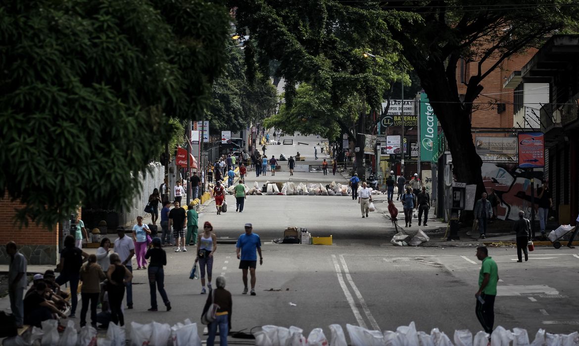 Opositores ao governo de Nicolás Maduro começou hoje uma greve geral de 48 horas no país. Os manifestantes bloquearam várias ruas e avenidas da capital, Caracas, e de outras cidades