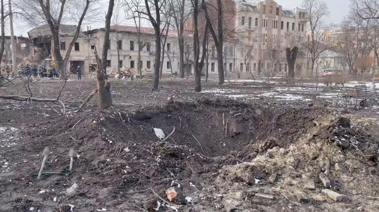 Local atingido por bombardeio durante invasão da Ucrânia pela Rússia