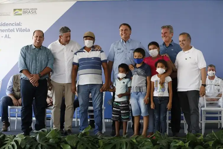 O Presidente da República Jair Bolsonaro, ministros e autoridades participaram da entrega, nesta terça-feira (28), de 200 moradias a famílias de baixa renda de Teotônio Vilela, em Alagoas, por meio do programa Casa Verde e Amarela.