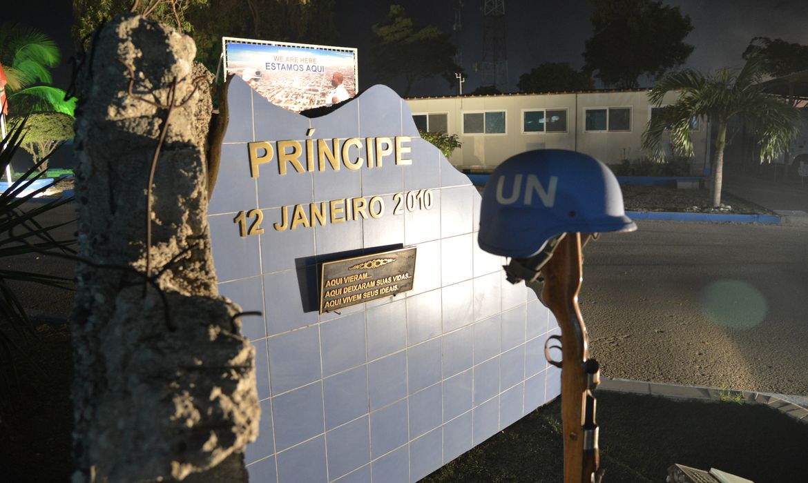 Porto Principe (Haiti) - Monumento inaugurado em 12 de janeiro de 2011, um ano após o terremoto, em homenagem aos militares mortos