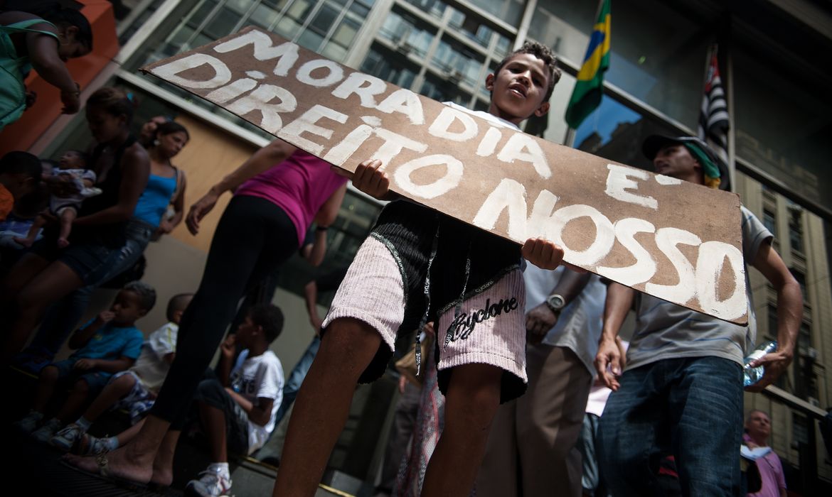 São Paulo - Cerca de 100 pessoas, reivindicam moradia digna, durante protesto em frente o prédio da Companhia de Desenvolvimento Habitacional e Urbano (CDHU)  (Marcelo Camargo/Agência Brasil)