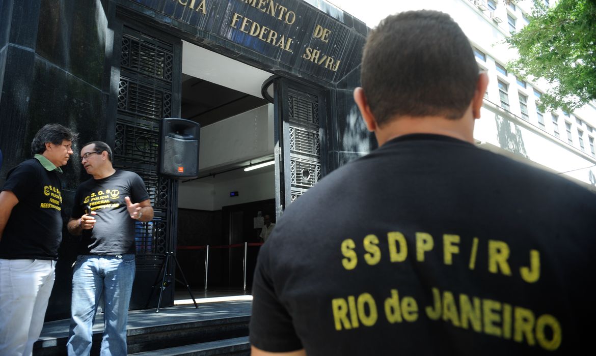 Rio de Janeiro - Policiais federais, em greve a três dias, fazem manifestação em frente a sede da Superintendência do órgão, na região central da cidade (Tânia Rego/Agência Brasil)