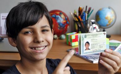 Brasília (DF), 10/02/2025 - Samuel Veiga Mendes com sua Nova Carteira de Identidade Nacional. Foto: Bruno Peres/Agência Brasil
